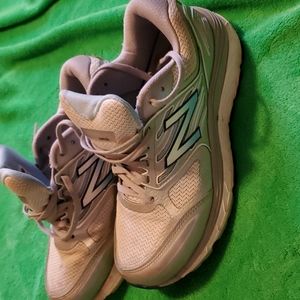 Women's New Balance sneakers